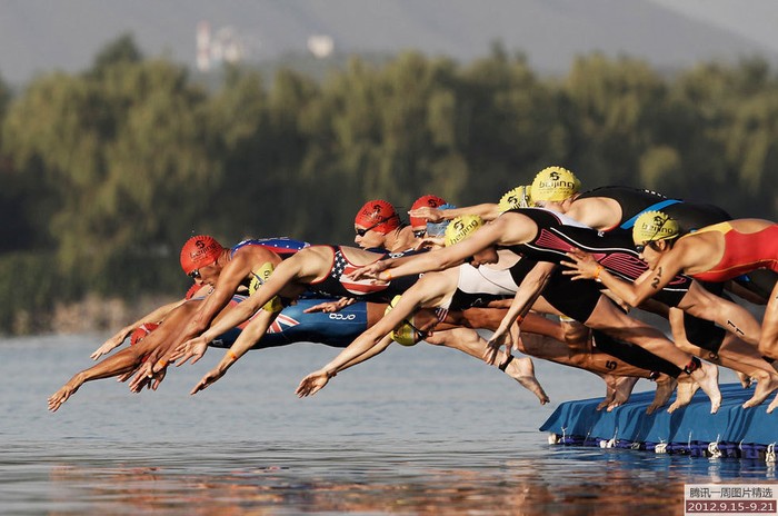 Các vận động viên tham gia Cuộc thi Bơi ba môn phối hợp Quốc tế Bắc Kinh 2012 diễn ra vào ngày 18/9/2012